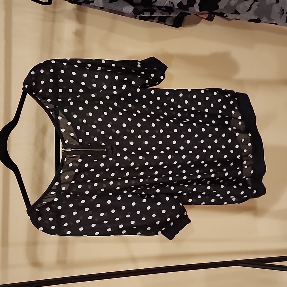 Black and white polka dot shirt Aeropostale size med - Picture 3 of 3